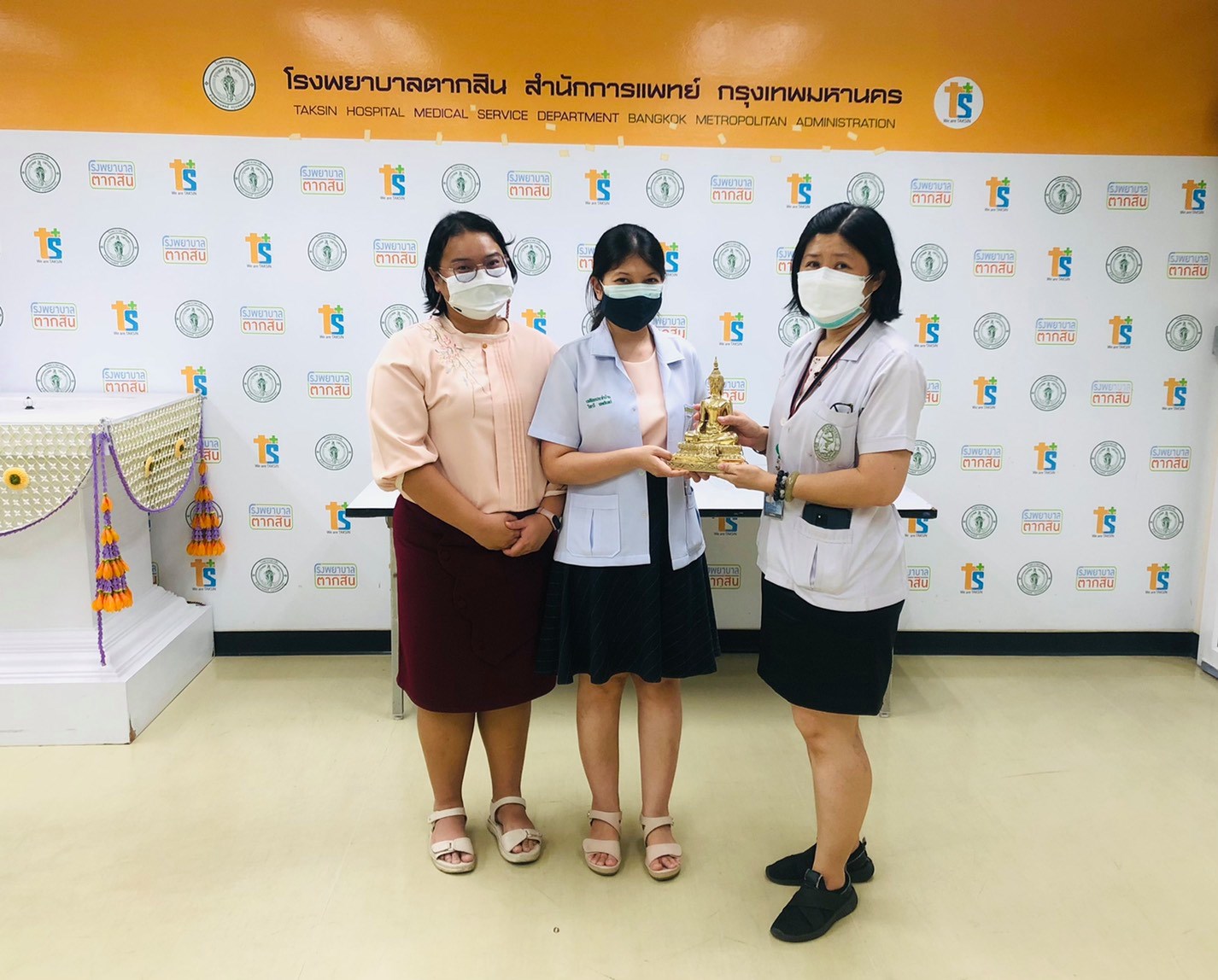 การมอบเงินบริจาคเข้ามูลนิธิโรงพยาบาลตากสิน การมอบเงินบริจาคเข้ามูลนิธิโรงพยาบาลตากสิน